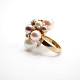 Anello a grappolo con perle bianche e rosa e cristalli | Marea Pearl